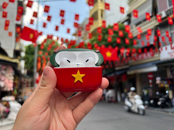 Sự kết hợp giữa Viettel Store và nhóm thiết kế là cách lan tỏa niềm tự hào thương hiệu Việt, từ từng đường khắc đến họa tiết.
