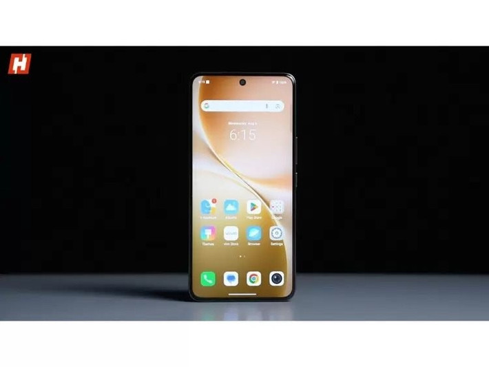 Mặt sau máy gợi nhớ iPhone 16 với cụm camera mô-đun viên thuốc hiện đại.