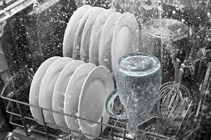 Máy rửa bát chỉ tiêu thụ khoảng 10 lít nước mỗi lần, tiết kiệm hơn nhiều so với rửa tay truyền thống.