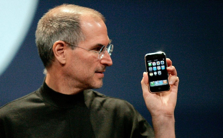 Sự xuất hiện của iPhone năm 2007 đã thay đổi mọi thứ, khi người dùng chuyển sang quan tâm đến phần mềm và trải nghiệm hơn là phần cứng.