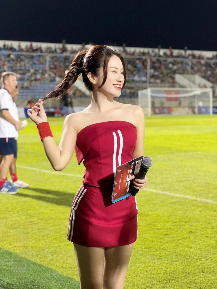 Cô nàng nhiều lần đảm nhận vai trò MC và thể hiện xuất sắc sự chuyên nghiệp của mình.