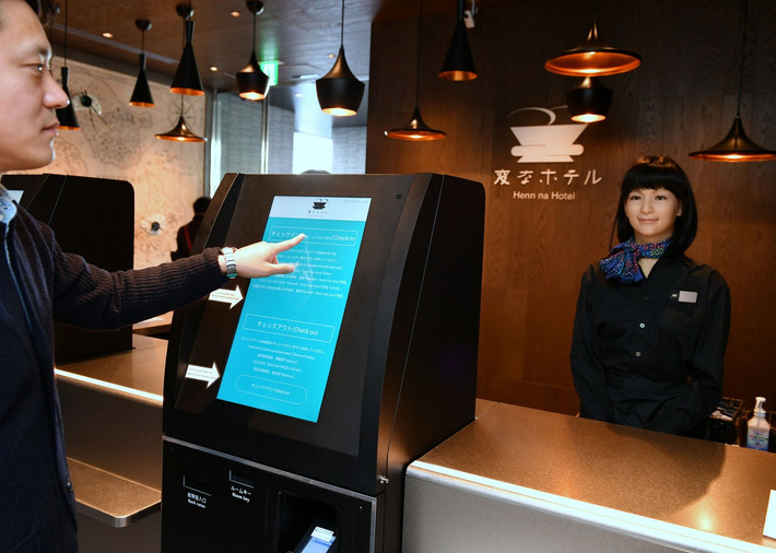 Ban quản lý buộc phải sa thải hơn một nửa số robot và tuyển lại nhân viên con người.