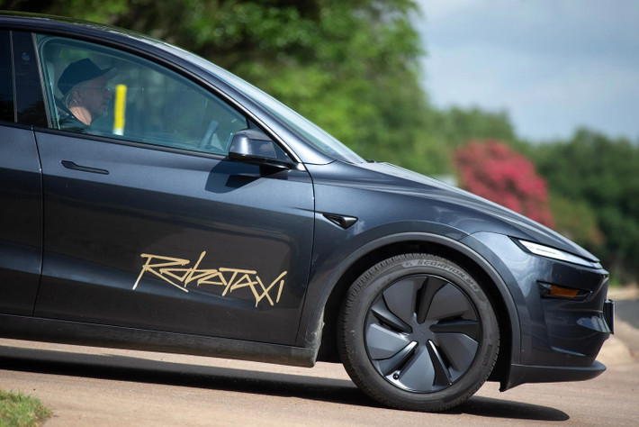 Xe là mẫu Model Y hoàn toàn tự lái, không có vô-lăng hay bàn đạp bên phụ.