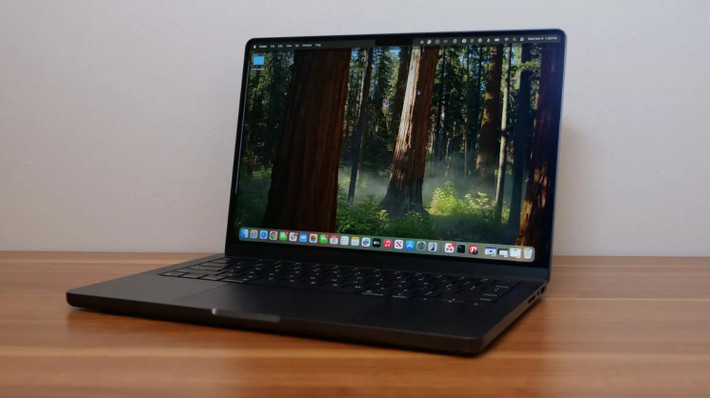3. MacBook Pro 14 (M4): Nếu bạn học chuyên ngành nặng như lập trình hay thiết kế, MacBook Pro 14 inch M4 sẽ đáp ứng tốt với RAM tiêu chuẩn 16GB.