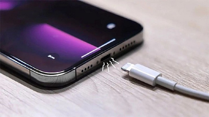 Việc để bụi quá lâu cũng gây ra hiện tượng quá nhiệt, ảnh hưởng nghiêm trọng đến tuổi thọ pin.