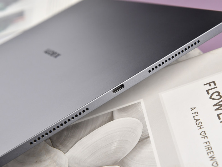 Màn hình LCD 12,5 inch độ phân giải 3,2K, độ sáng 750 nit và tỷ lệ 3:2 lý tưởng cho cả giải trí lẫn công việc.