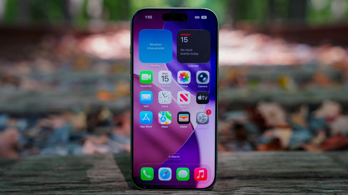 Lần đầu tiên, Apple mang xuống cho bản thường màn hình ProMotion 120Hz, camera nâng cấp mạnh và tính năng Center Stage.