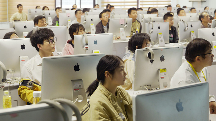 Cuốn sách Apple in China: The Capture of the World’s Greatest Company của phóng viên Patrick McGee từ tờ Financial Times tiết lộ vai trò trung tâm của Apple trong việc giúp Trung Quốc vươn lên vị thế cường quốc công nghệ.