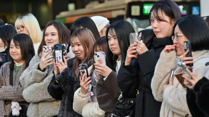 Nhiều ý kiến nhận định 2 giờ là quá ít khi smartphone còn phục vụ học tập, công việc và kết nối xã hội.