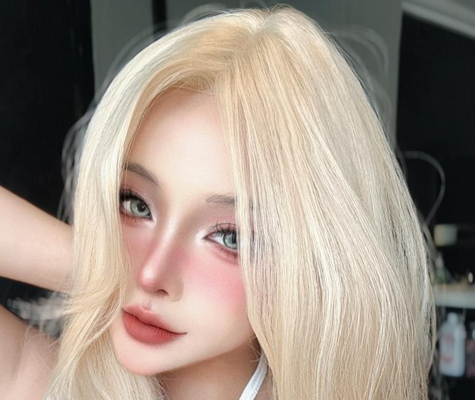 Chi tiết vòng 1 lấp ló một cách đầy chủ ý khiến nhiều fan nam "quên mất" mục đích chính là khoe móng tay.