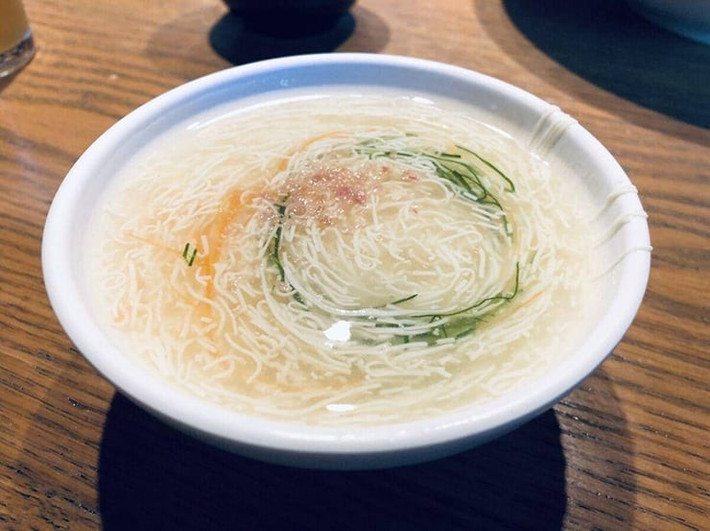 4. Đậu phụ Wensi (Đậu phụ Hoa cúc): Đây không còn là một món ăn đơn thuần mà là tác phẩm kỳ công thực hiện. Đầu bếp thể hiện tay nghề dùng dao tuyệt đỉnh của mình, cắt miếng đậu phụ thành hàng ngàn miếng nhỏ, mỏng như sợi tóc, liên tục, không đứt gãy. Để đạt được tới trình độ này, đầu bếp phải rèn luyện tay nghề của mình từ 3 – 5 năm.