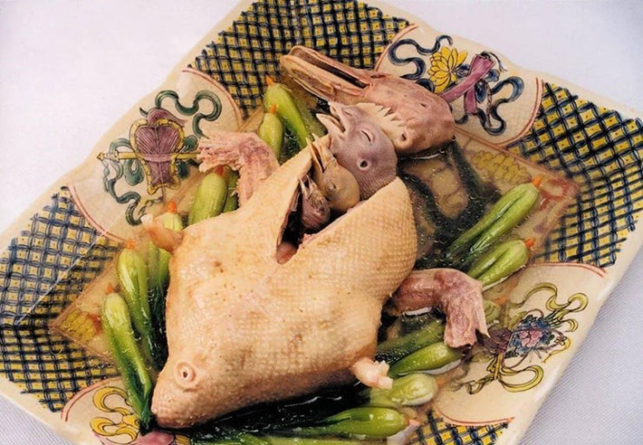5. Bộ Tứ Bảo: Đây là món ăn nổi tiếng của tỉnh Hà Nam. Món ăn là một con vịt nguyên con ngập trong nước súp. Khi cắt con vịt này ra, bạn sẽ thấy bên trong còn có thêm 3 con: gà, bồ câu và chim cút, cùng với hải sâm, nấm đông cô. Điều đặc biệt ở đây là 4 con được xếp chồng lên nhau, giữ nguyên con, da giòn, không bị nát, thịt thấm mềm.