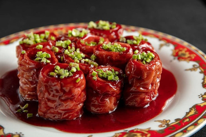 3. Ruột heo om: Món này có phiên âm Hán Việt là “Đại Tràng Cửu Chuyển”. Người ta cho rằng, nó có thể sánh ngang với “tiên dược Cửu Trùng Đài”. Đúng như tên gọi của nó, để làm ra món này cũng cần phải trải qua 9 bước nấu, giống như luyện kungfu, cách làm cực kỳ rườm rà, hương vị rất tuyệt vời.