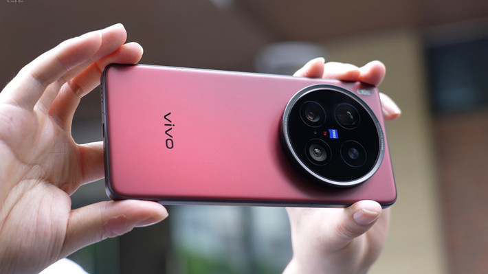 Trong khi đó, Vivo X200 Ultra với pin 6.000 mAh dễ dàng lọt top đầu bảng xếp hạng pin nhờ công nghệ silicon-carbon.