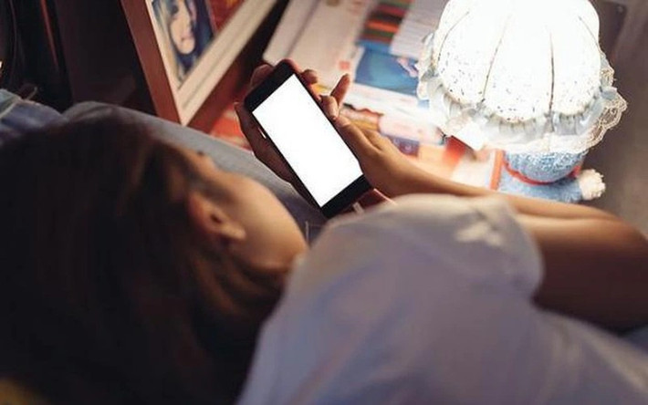 Tình trạng mất ngủ kinh niên cũng ảnh hưởng nghiêm trọng đến hiệu suất làm việc, học tập và các mối quan hệ xã hội.
