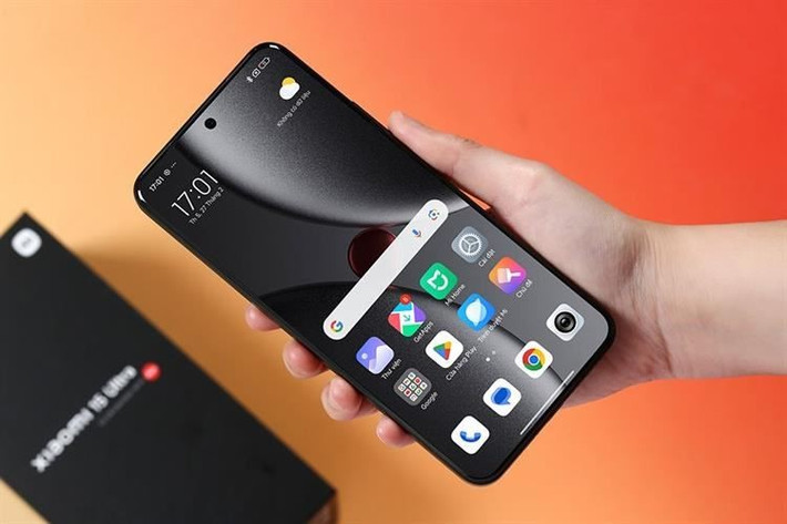 Ngoài ra, máy có 2 camera zoom riêng biệt và pin lớn, rất phù hợp với người yêu nhiếp ảnh.(Ảnh:Thegioididong)