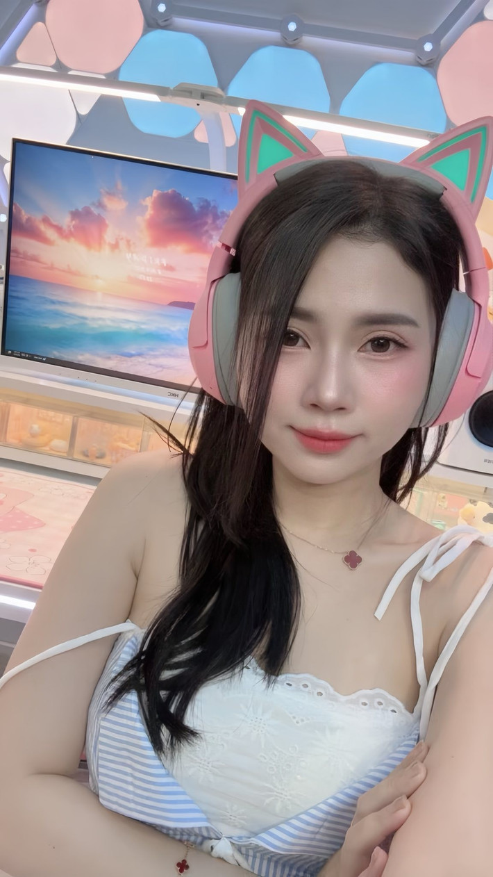 Hình nền biển xanh, ghế nằm chill và hải sản tươi ngon tạo cảm giác nghỉ dưỡng thật sự.