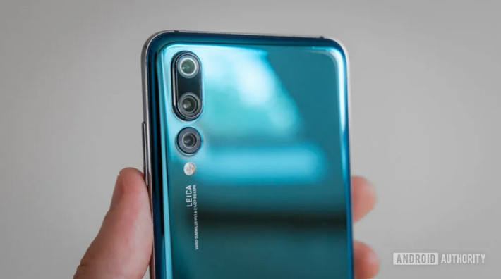 4. Huawei P20 Pro (2018) là điện thoại đầu tiên có 3 camera, tạo ra những bức ảnh ngoạn mục với cảm biến chính 40MP.