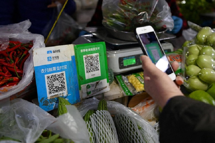 Tại Trung Quốc, người dân quét mã QR hàng chục lần mỗi ngày để mua hàng, đi xe buýt, đặt đồ ăn.