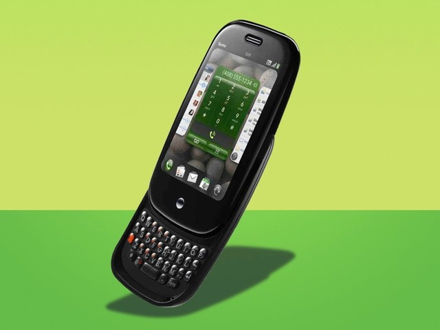 Palm Pre đi trước thời đại với hệ điều hành webOS, đa nhiệm thẻ, cử chỉ điều hướng và sạc không dây từ 2009.