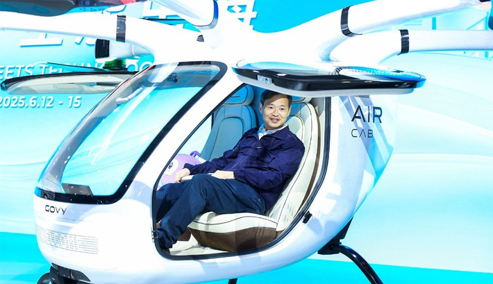 Xe có thể bay 30 km mỗi lần sạc và nạp đầy pin chỉ trong 25 phút nhờ công nghệ pin mật độ cao.(Ảnh: ofnews)