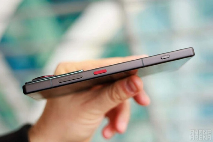 Máy trang bị chip Snapdragon 8 Gen 3 “Elite”, mạnh nhất hiện nay của Qualcomm, vượt trội cả khi chơi game lẫn xử lý đa nhiệm.(Ảnh: PhoneArena)