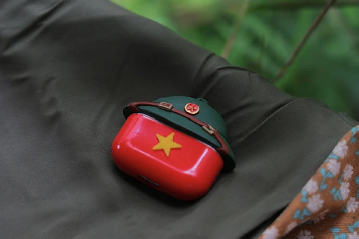 Hòa trong không khí kỷ niệm 80 năm Cách mạng tháng 8 và Quốc khánh 2/9, Viettel Store bắt tay nhóm thiết kế This thing made by: Contentory để tạo nên chiếc ốp AirPods thủ công đậm dấu ấn văn hóa Việt.