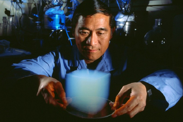 Graphene aerogel nhẹ hơn không khí gấp 7,5 lần, chỉ nặng 160 gram mỗi mét khối.