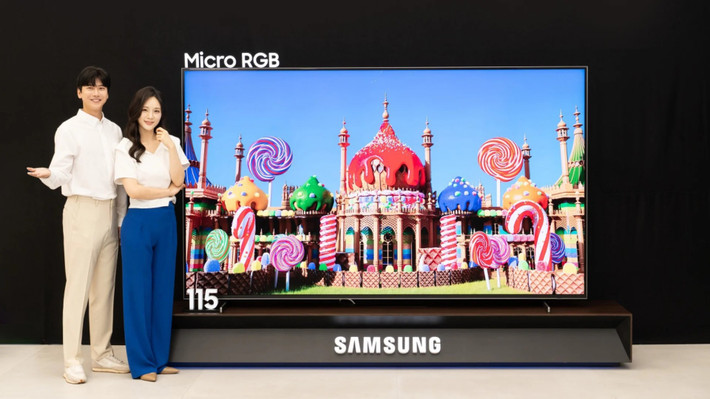 TV chạy Tizen OS, tích hợp Bixby, Google Assistant, Samsung Health, Samsung TV Plus, MultiView và các tính năng dành cho game thủ như AMD FreeSync Premium Pro, Gaming Hub.