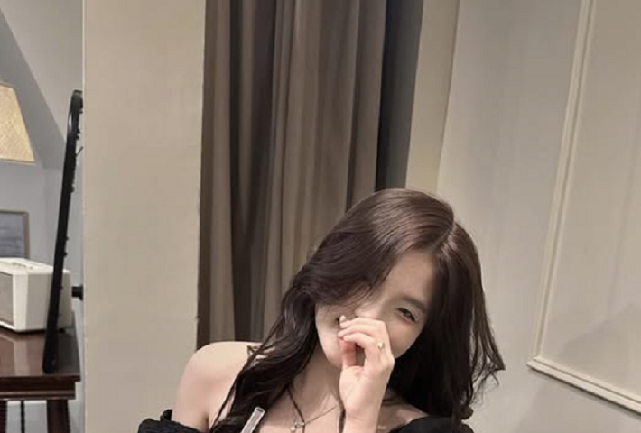 Dù không khoe kỹ năng chơi game, cô vẫn “đốn tim” fan bằng visual cuốn hút.(Ảnh: IGNV)
