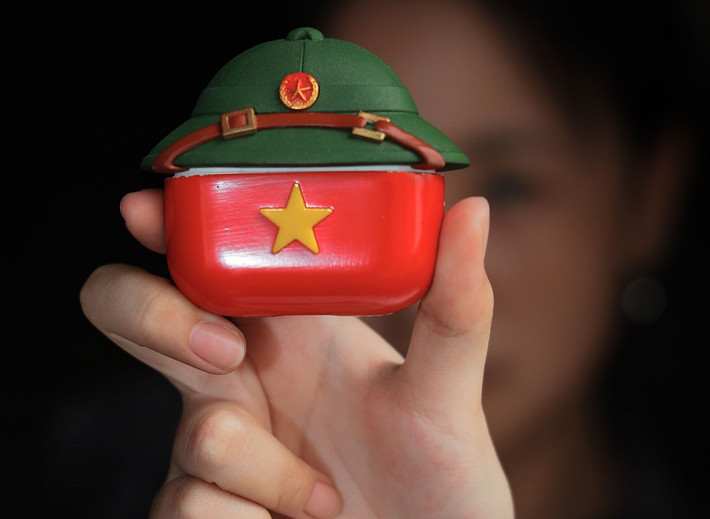 Họ kiên trì nghiên cứu, thiết kế và sản xuất thử nghiệm để tạo ra một phụ kiện vừa hữu ích vừa truyền tải niềm tự hào dân tộc.