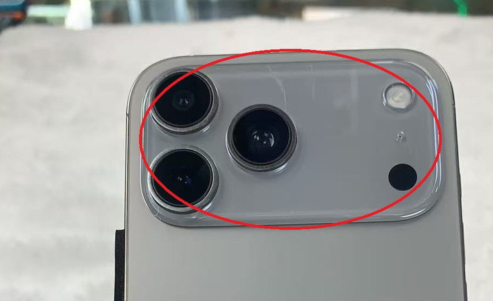 Cụm camera giả được làm tinh vi đến mức khó phân biệt nếu không đặt cạnh máy thật. (Ảnh: X)