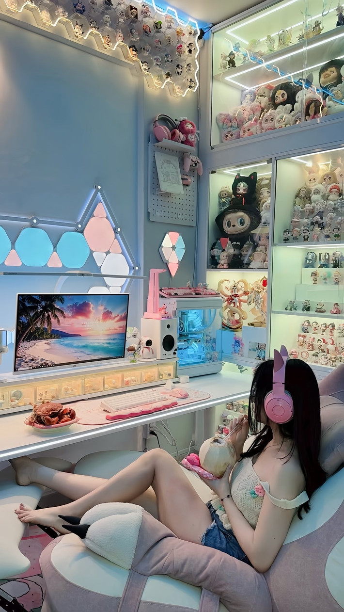Một hot girl vừa khiến cộng đồng mạng “đứng ngồi không yên” khi khoe góc gaming siêu độc đáo.
