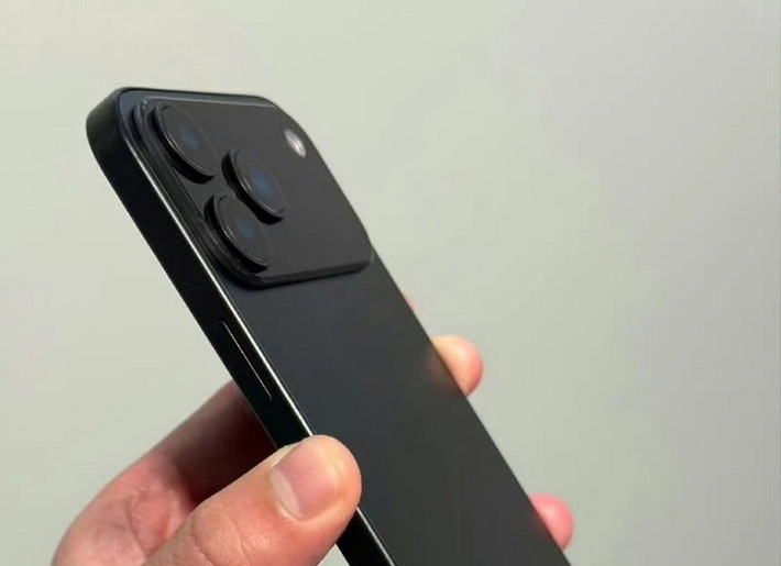 Thiết kế này khiến nhiều người liên tưởng đến dòng Google Pixel hơn là iPhone. (Ảnh: @MajinBuOfficial)