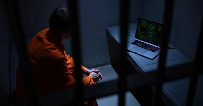 Nhóm này còn gửi tin nhắn cảnh báo giả, dẫn nạn nhân vào trang web phishing.