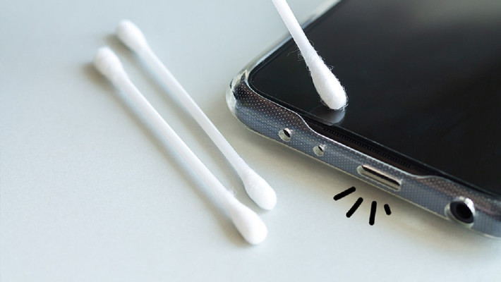Chuyên gia khuyên nên vệ sinh cổng sạc định kỳ bằng que chọc SIM và vải mềm không xơ.