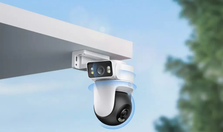 2. Xiaomi CW500 Dual trang bị ống kính kép 4MP, độ phân giải 2,5K cùng khả năng xoay 355° và nghiêng 95°.
