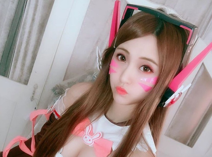 Dù chỉ cao 1m55, cô sở hữu gương mặt rạng rỡ và đường nét thanh tú đáng yêu.