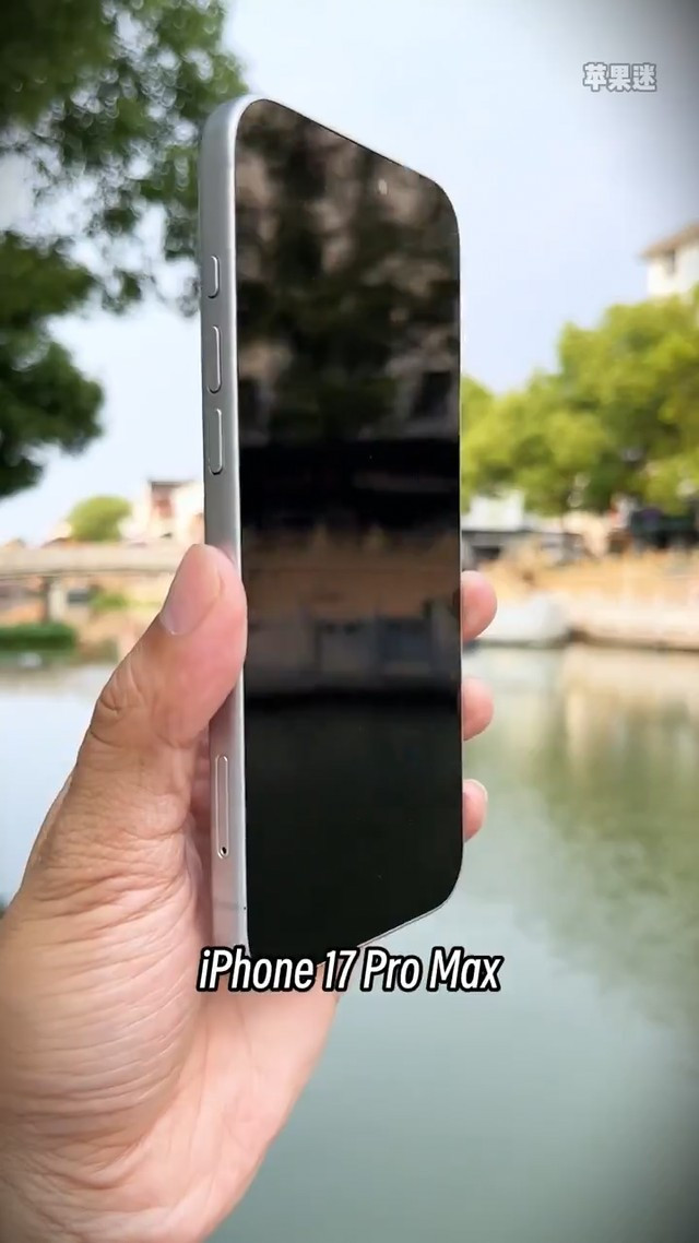 Cụ thể, mẫu iPhone 17 Pro Max dày tới 8,725mm, so với 8,25mm của tiền nhiệm. (Ảnh: Thanh niên Việt)