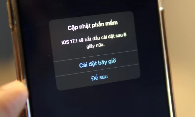 iPhone nóng máy sụt pin sau cập nhật iOS 17.1, chuyên gia “phán” sao?