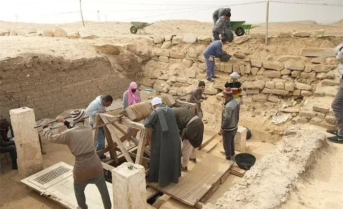 Mở quan tài đá granit hồng 3.300 tuổi, suýt ngất khi biết sự thật