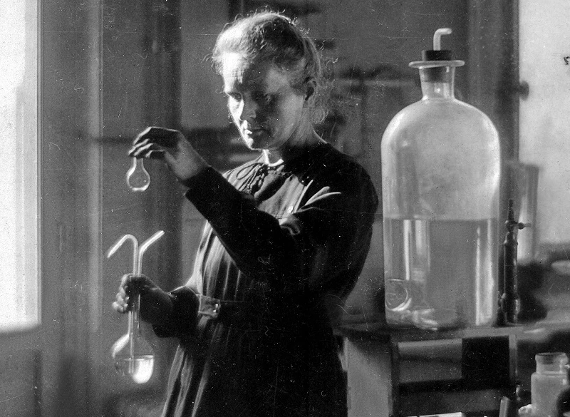 Ám ảnh sự thật ẩn giấu trong quan tài lót chì của Marie Curie