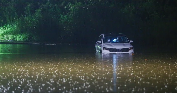 Đường phố Hà Nội ngập sâu trong đêm do mưa lớn 