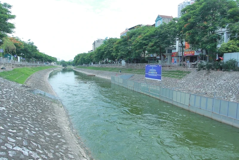 Giải mã những lần sông Tô Lịch chuyển màu bất thường