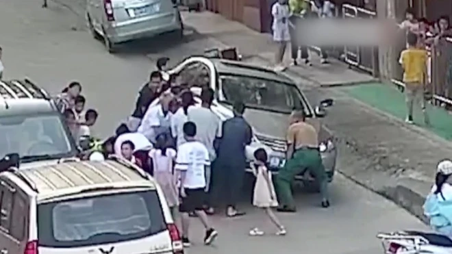 Video: Cứu bé trai bị kẹt dưới gầm xe sau tai nạn ở Trung Quốc
