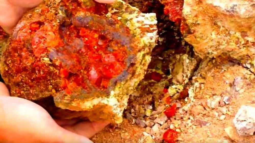 Tảng đá kỳ lạ, đỏ như máu nhưng là “kho báu” vô song