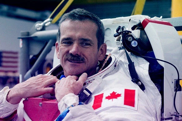 Tiết lộ chấn động những lần chạm trán UFO của phi hành gia Canada
