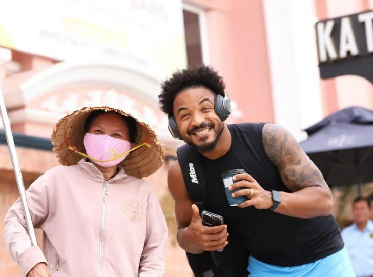 Soi phụ kiện công nghệ Xuân Son “mê tít” khi selfie cùng người hâm mộ 