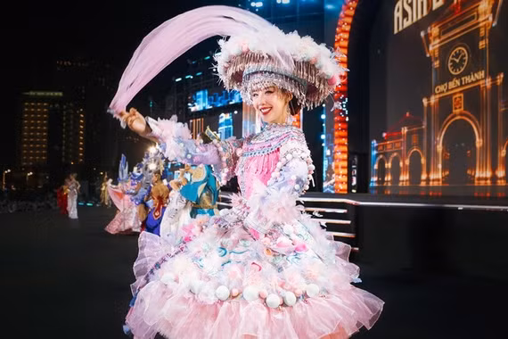 [GALLERY] Bảo Ngọc ghi điểm khi trình diễn trang phục văn hóa tại Miss World