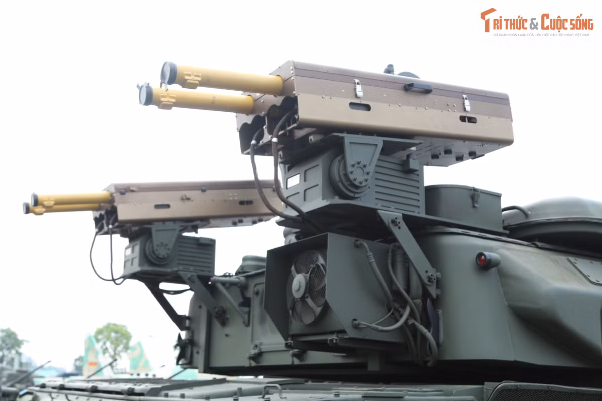 Ngoài khối quang điện tử, tổ hợp ZSU23-4 còn được trang bị thêm 4 tên lửa phòng không đất đối không để nâng cao khả năng tiêu diệt mục tiêu, tầm bắn tên lửa khoảng 5,5 km. Việc sử dụng khí tài quang điện tử cũng sẽ giúp xe chống được tác chiến điện tử, chống nhiễu của đối phương và tiêu diệt các loại UAV, mục tiêu tầm gần hiệu quả.
